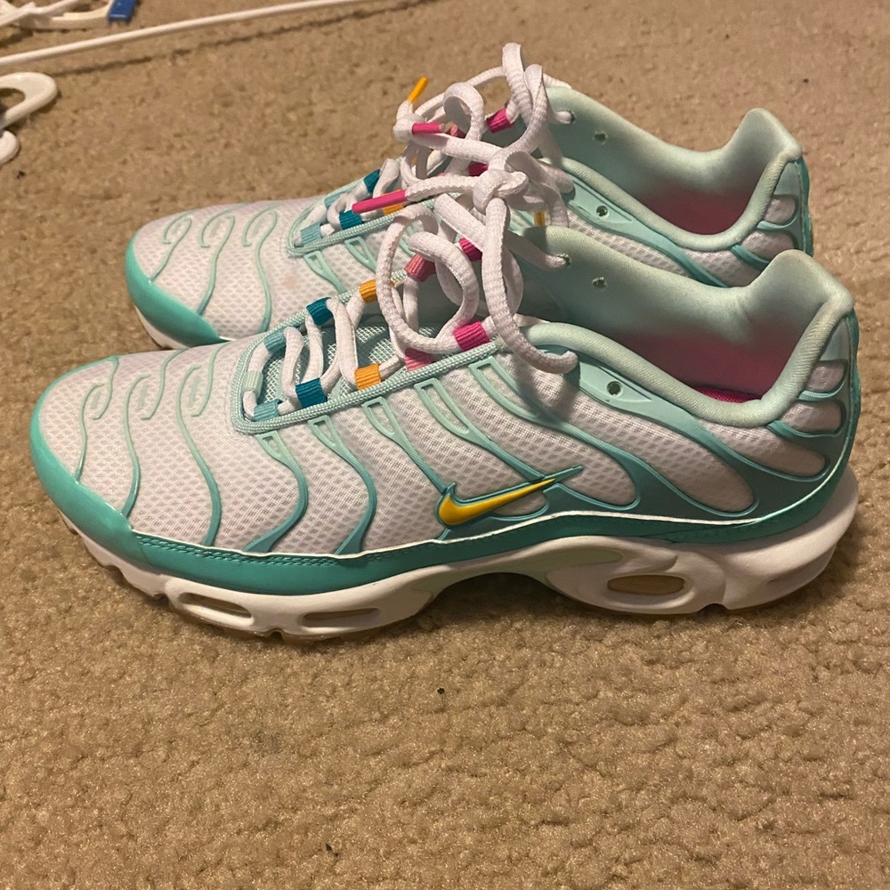 Women’s Nike - Picture 2 of 3